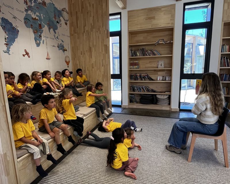 Early Years — niños del Colegio Humboldt escuchando una clase en la biblioteca