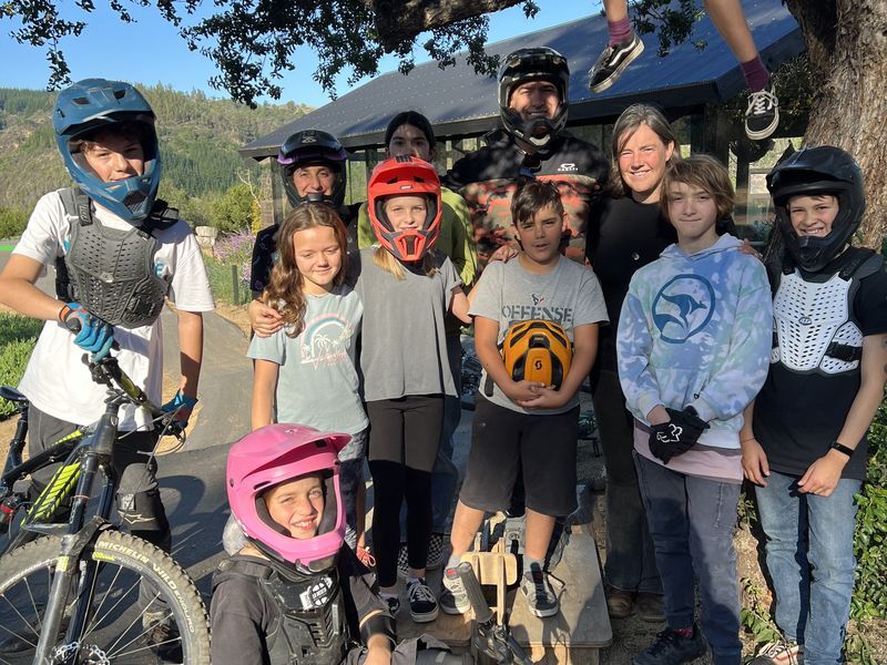 Primary · MyWay — grupo de estudiantes del Colegio Humboldt con bicicletas de montaña